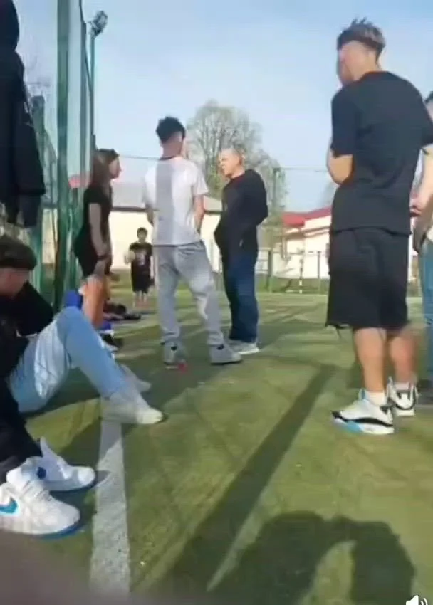 „Dă-ți pantalonii jos, acum!”. Momentul șocant în care un consilier local bate și umilește un elev în curtea unei școli din județul Galați