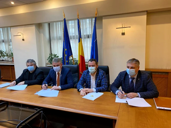 Ministrul Lucian Bode, șeful Metrorex și reprezentantul firmei de construcții au semnat ieri contractul pentru noua stație de metrou