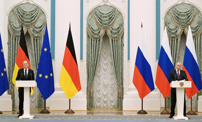 Cancelarul  Olaf Scholz și Vladimir Putin FOTO: EPA-EFE