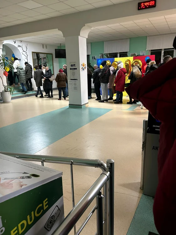 Românii stau la cozi la Chișinău FOTO Adevărul