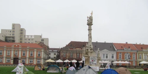 Nouă corturi în Piaţa Unirii din Timişoara Foto
