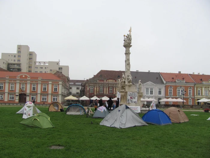 Activiştii au petrecut deja două nopţi în corturile din Piaţa Unirii Foto: Ştefan Both