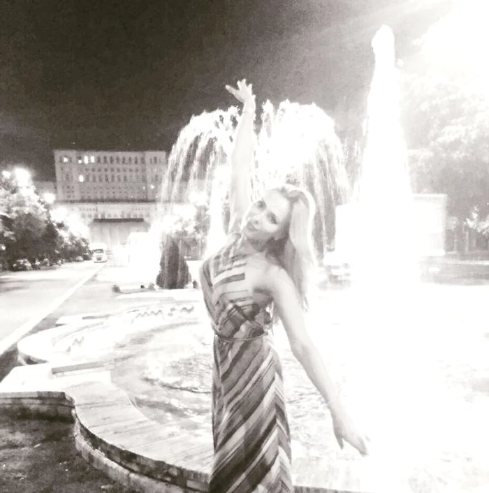 Iulia Vântur s-a fotografiat noaptea în centrul oraşului