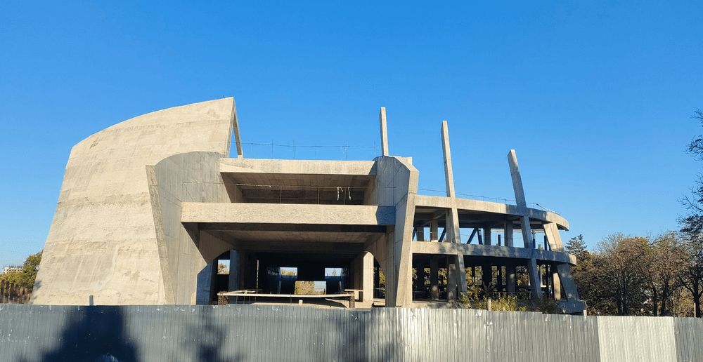 Primul muzeu de artă construit după 1989 în România, blocat din cauza constructorilor neserioși 