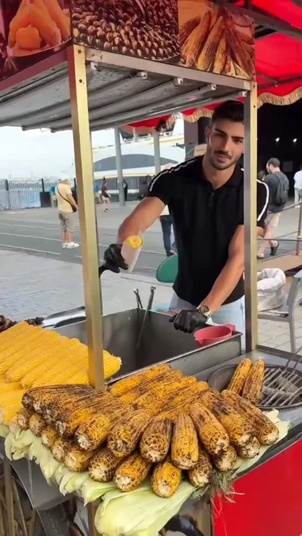 Alper Temel lucrează de șapte ani la taraba familiei sale (Foto: Instagram)