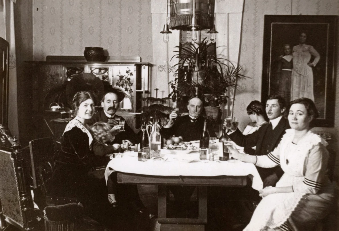 Un moment din viața de familie a industriașului Wilhelm Scherg (foto: Muzeul de Etnografie Brașov)