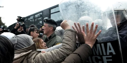 Ciocniri intre migranti si fortele de ordine in Grecia FOTO AFP