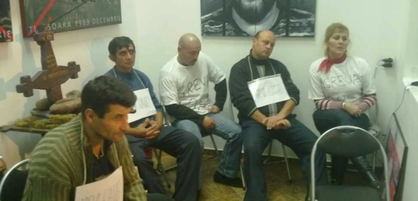 Revoluţionarii au intrat în grevă din cauza indemnizaţiilor tăiate