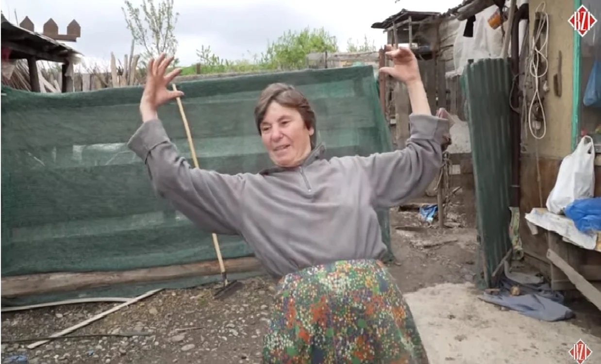 
    Agafia arată cum i-a luat soțul scara de la podFoto: captură BZI.ro  