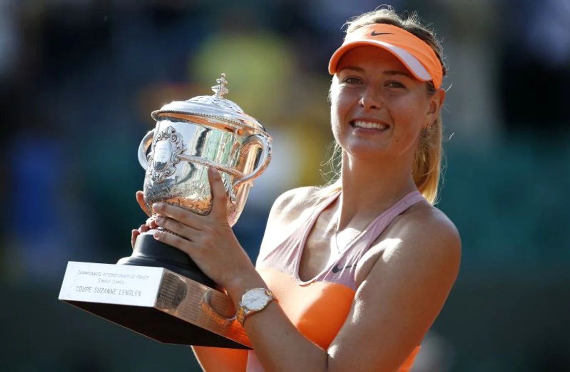 
    Maria Şarapova, cu trofeul Roland Garros, după victoria împotriva Simonei Halep. (Foto: Reuters)  
