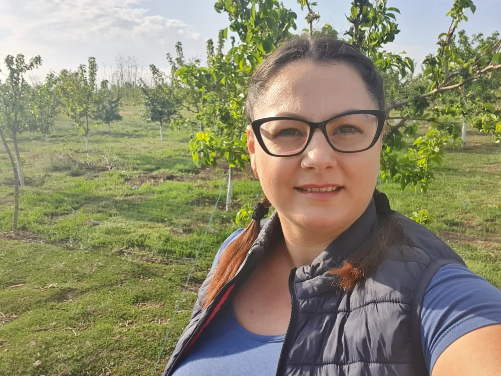 Tânăra de 34 de ani,  în livada fermei