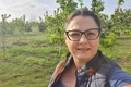 Tânăra de 34 de ani,  în livada fermei jpeg