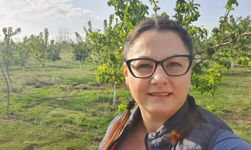 Tânăra de 34 de ani,  în livada fermei jpeg