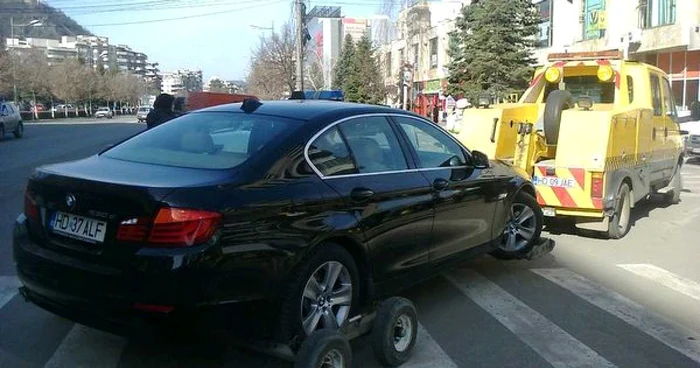 Maşina de lux a fost ridicată de angajaţii primăriei. FOTO: D. Guţă