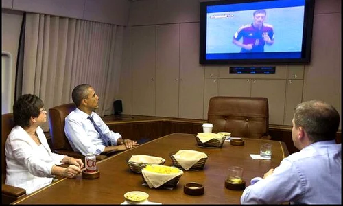 Obama a urmărit meciul cu sufletul la gură jpeg