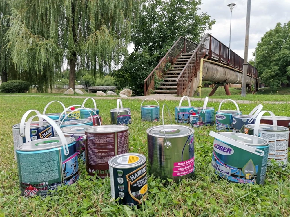 Podul pietonal de la Uzina de Apă este înfruseţat de voluntari FOTO Ş.Both