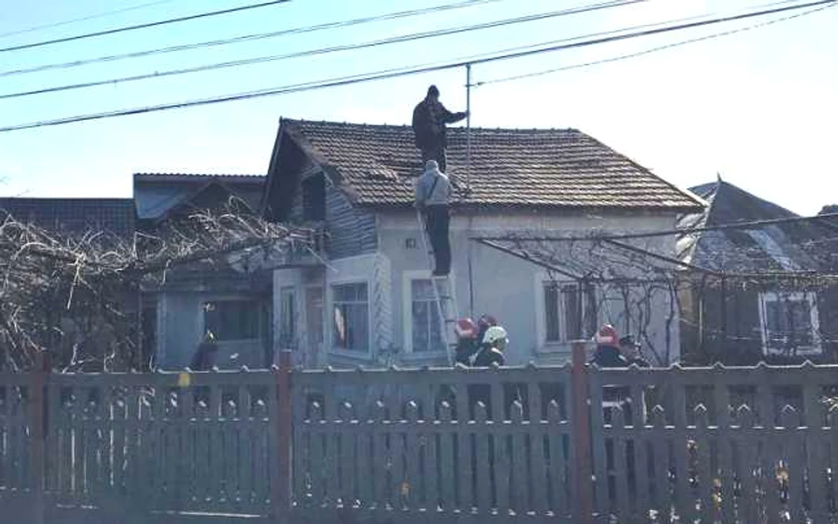 Un bărbat ameninţă că se aruncă de pe casă. Vrea să discute cu un procuror
