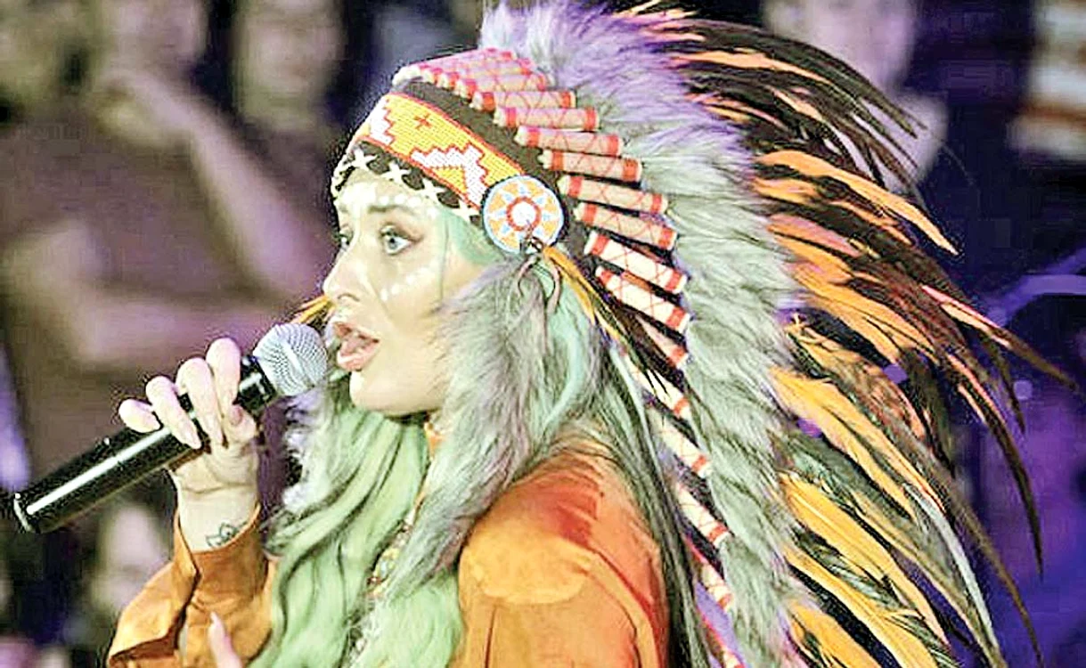 
    2015 Delia a  purtat  accesoriul  la gala  unor premii  muzicale  