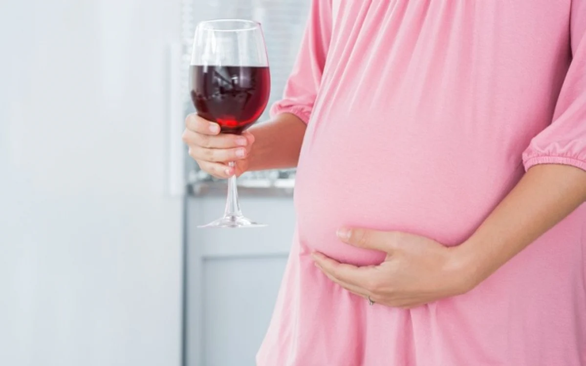 Un pahar de vin pe zi scade fertilitatea femeilor. Foto nalivali.ru