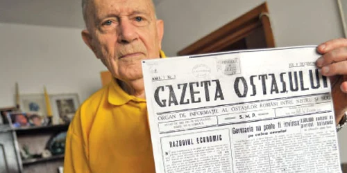 Dan Brătescu prezintă „Gazeta Ostaşului“ , în care semnează editorialul de pe prima pagină. Ziarul datează din 2 decembrie 1943