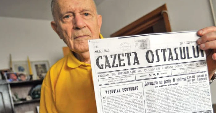 Dan Brătescu prezintă „Gazeta Ostaşului“ , în care semnează editorialul de pe prima pagină. Ziarul datează din 2 decembrie 1943