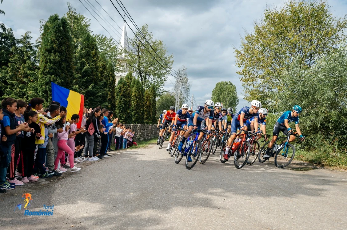 Copiii, cei mai mari susținători ai cicliștilor. Foto Turul României