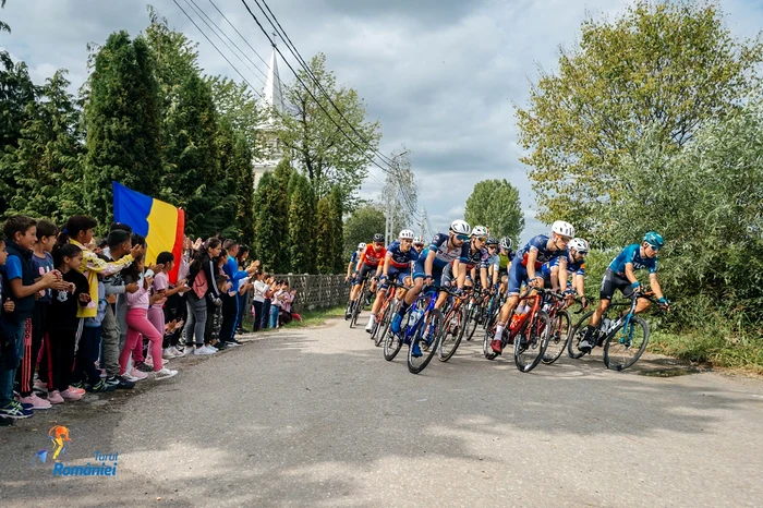 Copiii, cei mai mari susținători ai cicliștilor. Foto Turul României