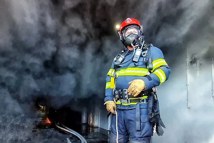 Un incendiu a izbucnit, marţi, la un depozit comercial din Târgu MureşFOTO: ISU Mureş