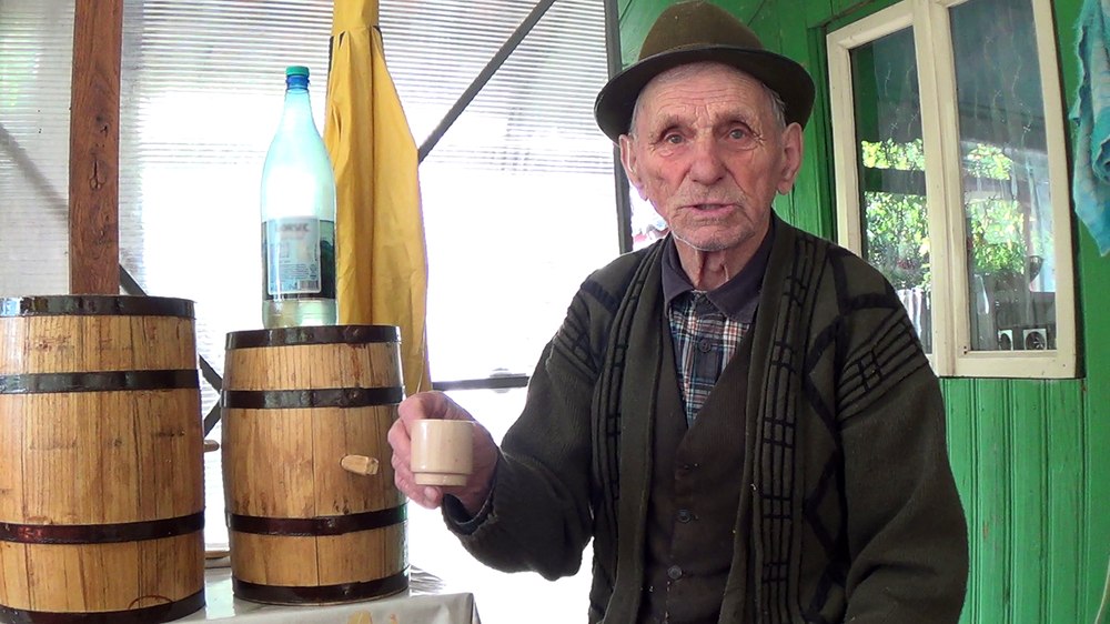 Viața la 102 ani, în munții Buzăului. „Legendarul” Gică Baciu, exemplu de vitalitate, muncește cât e ziua de mare VIDEO 