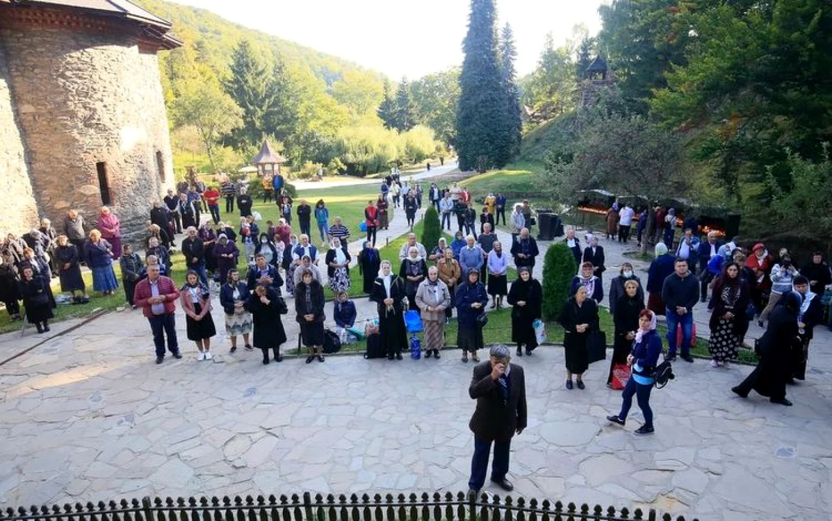 sarbatoare la manastire aprislop foto episcopia devei si hunedoarei