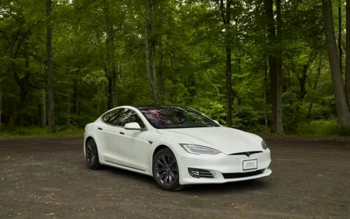 Tesla este bineînţeles unul dintre producătorii care vor putea profita de iniţiativa lui Biden.