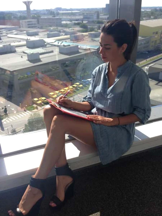 
    Vedeta de la Prima TV  desenează şi în pauzele  de la serviciu Fotografii: arhivă personală  