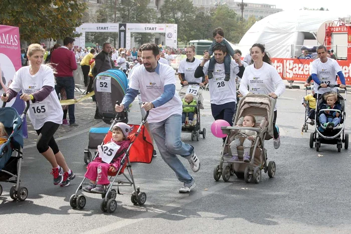 Unele mămici au alergat ţinându-şi copiii în marsupiuFoto: Sever Gheorghe
