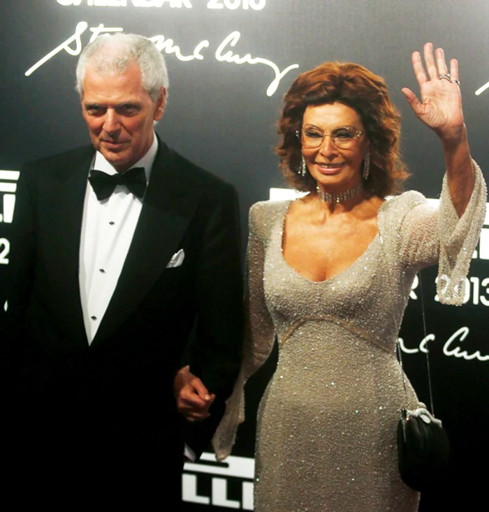 
    Sophia Loren, la braţ cu preşedintele Pirelli, Marco Tronchetti. (Foto: Reuters)  