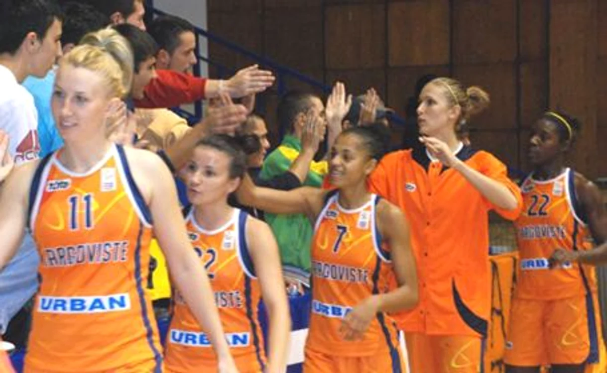 
    Jucătoarele târgoviştene defilează prin campionat  