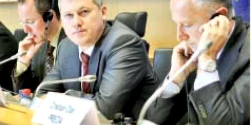 Fostul ministru al Justiţiei, Cătălin Predoiu (centru), la Bruxelles