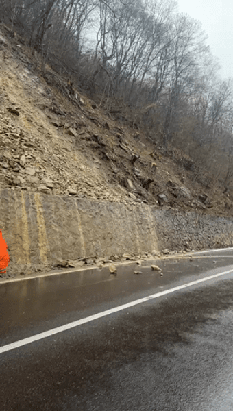 Două mașini avariate de căderile de pietre de pe Valea Oltului. Traficul rutier, îngreunat pe DN7 VIDEO