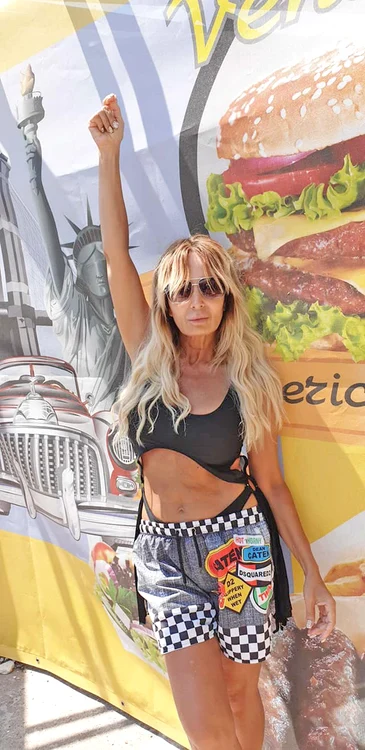 Daniela Gyorfi cântă în Mangalia. Şi-a adus la mare toată familia