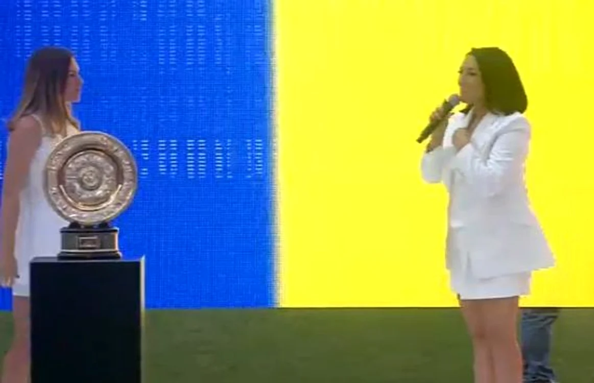 Andra a intonat imnul național pe stadion