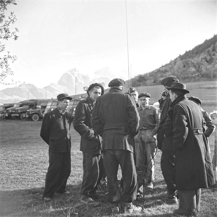 Infanterişti de munte din armata franceză, aflaţi în pregătire în Alpi, în 1950