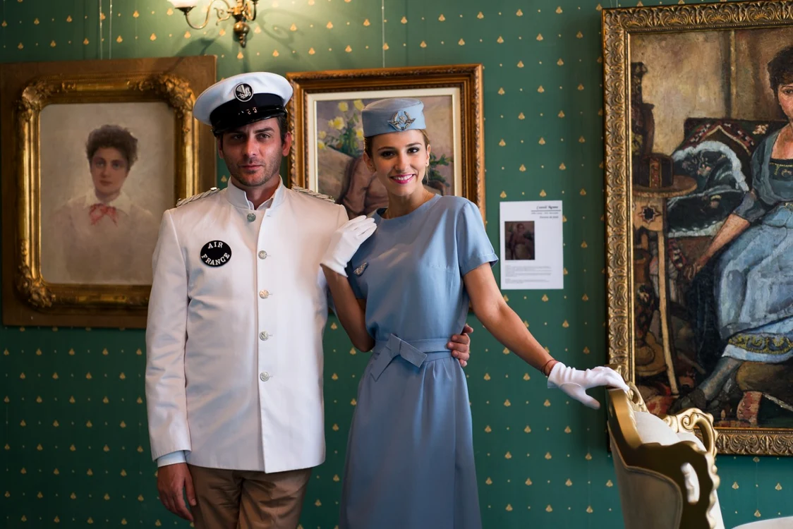 Stilistul Ovidiu Buta şi Dana Rogoz poartă uniforme vintage Air France FOTO Air France