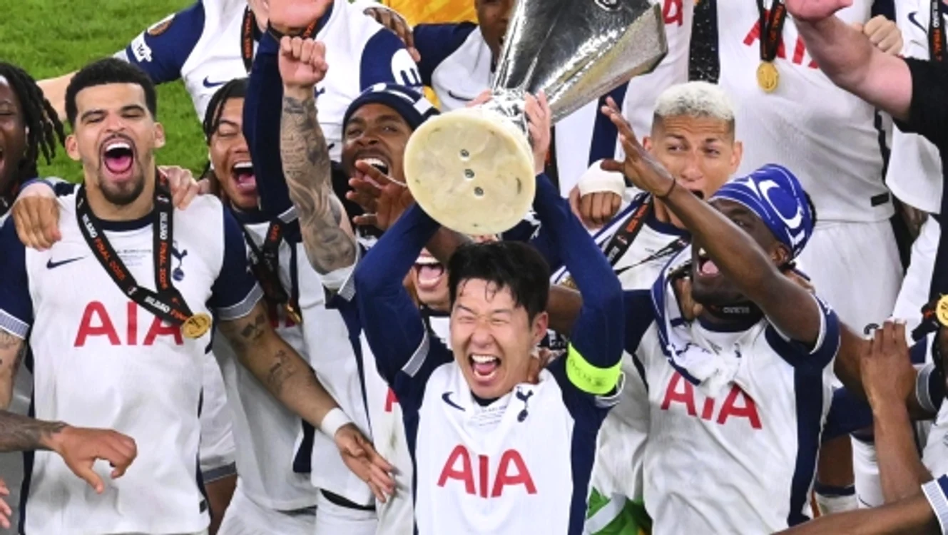 Heung-Min Son, în momentul ridicării cupei