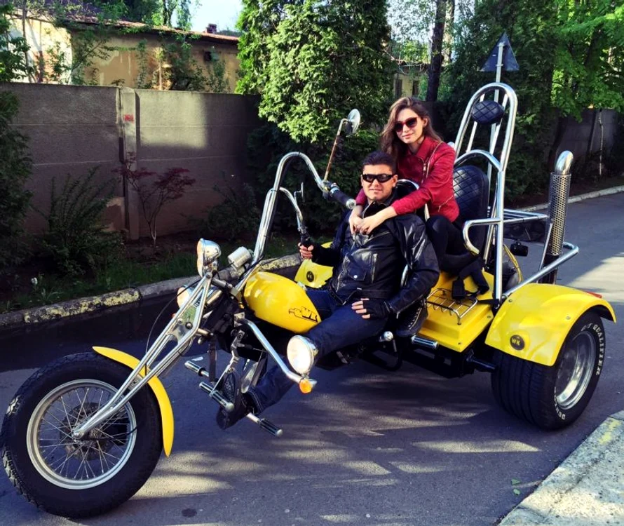 Laura şi Cristi Boureanu s-au plimbat cu un chopper