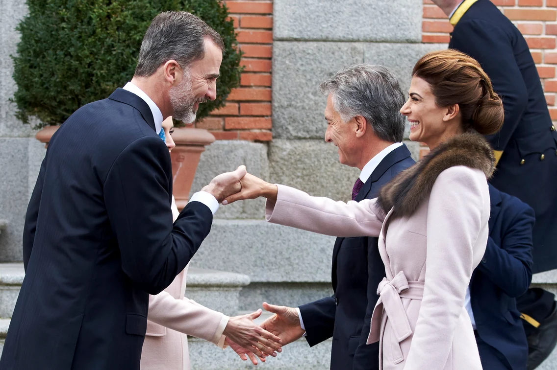 Regele Felipe al Spaniei, vizibil încântat să facă cunoștință cu Juliana Awada la Madrid, 2017. FOTO: Getty Images