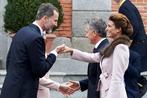 Regele Felipe al Spaniei, vizibil încântat să facă cunoștință cu Juliana Awada la Madrid, 2017. FOTO: Getty Images