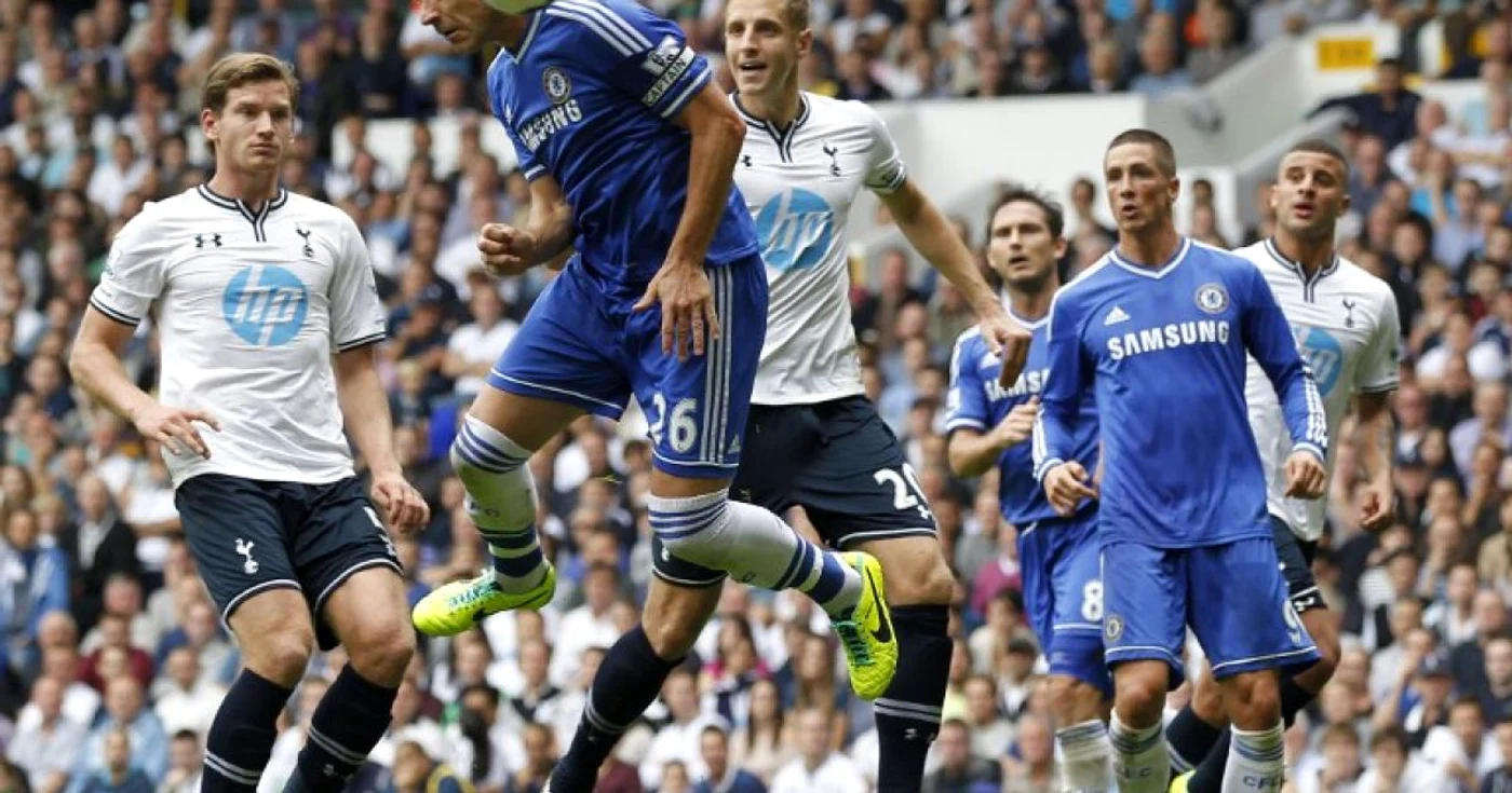 Mata execută o lovitura liberă, Terry egalează. Tottenham - Chelsea 1-1. FOTO: AFP
