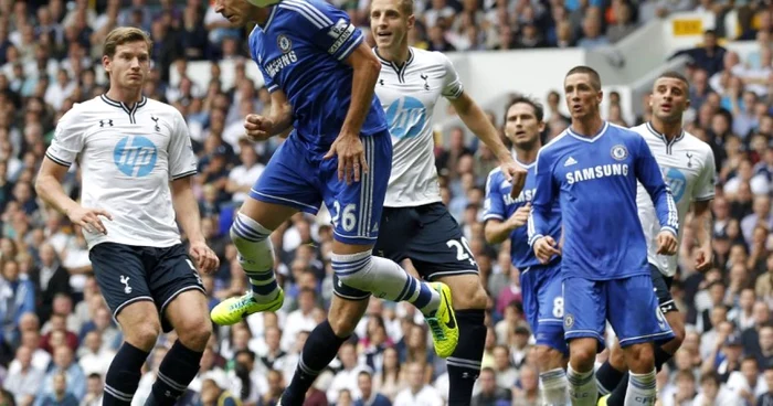 Mata execută o lovitura liberă, Terry egalează. Tottenham - Chelsea 1-1. FOTO: AFP