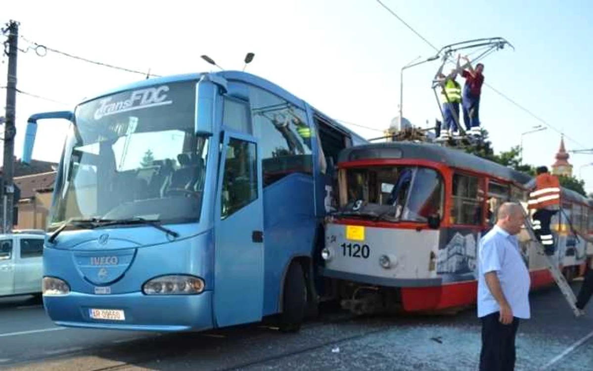 Şoferul autocarului a intrat în tramvai