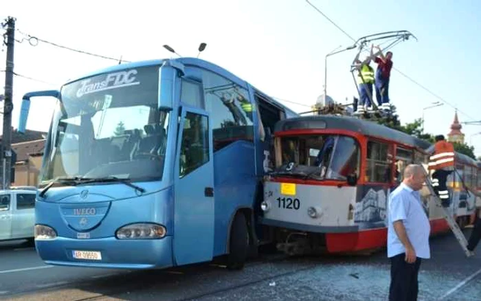 Şoferul autocarului a intrat în tramvai