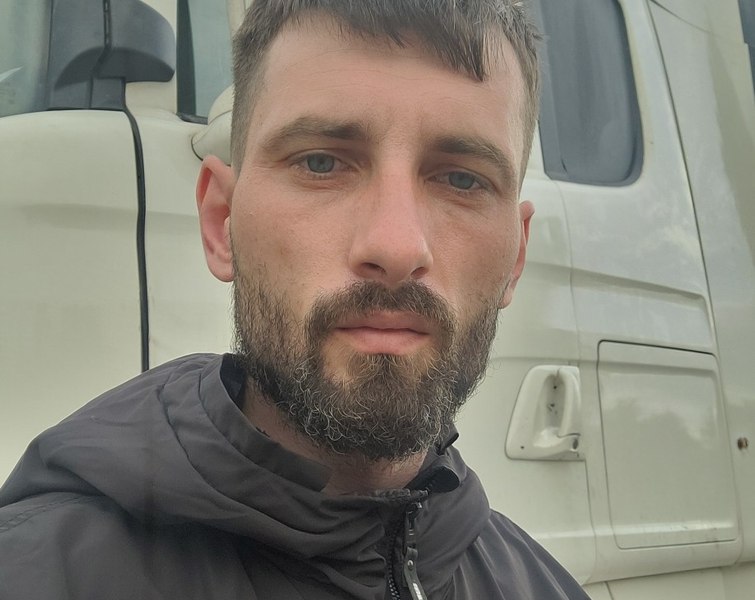 Momentul în care un român este încătușat de polițiști după ce a înjunghiat o fetiță de 11 ani în Londra. A fost internat pe termen nedeterminat într-un spital de psihiatrie